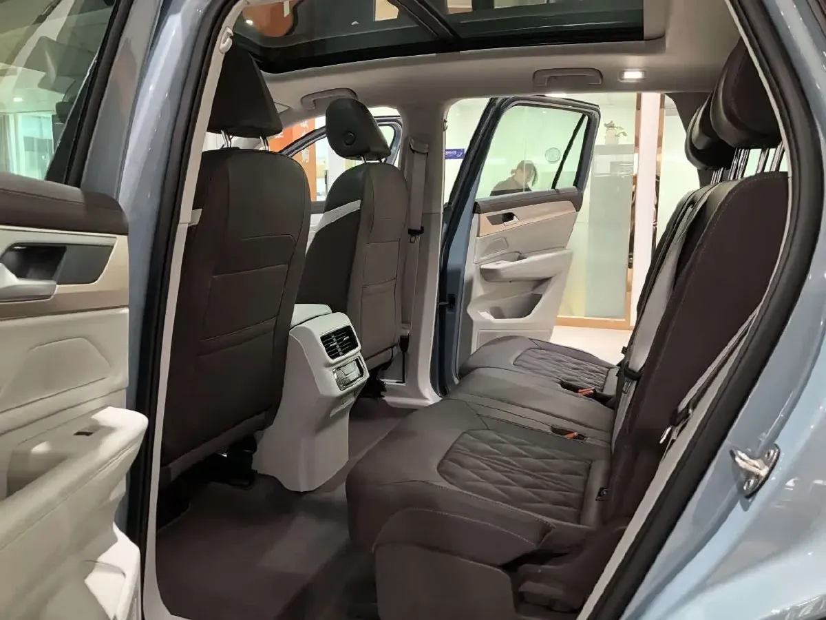 2023 Volkswagen Tavendor 2.0T 220HP L4 7DCT,autocango,china used car exporter,china ev exporter,chinese used car exporter,chinese used ev exporter