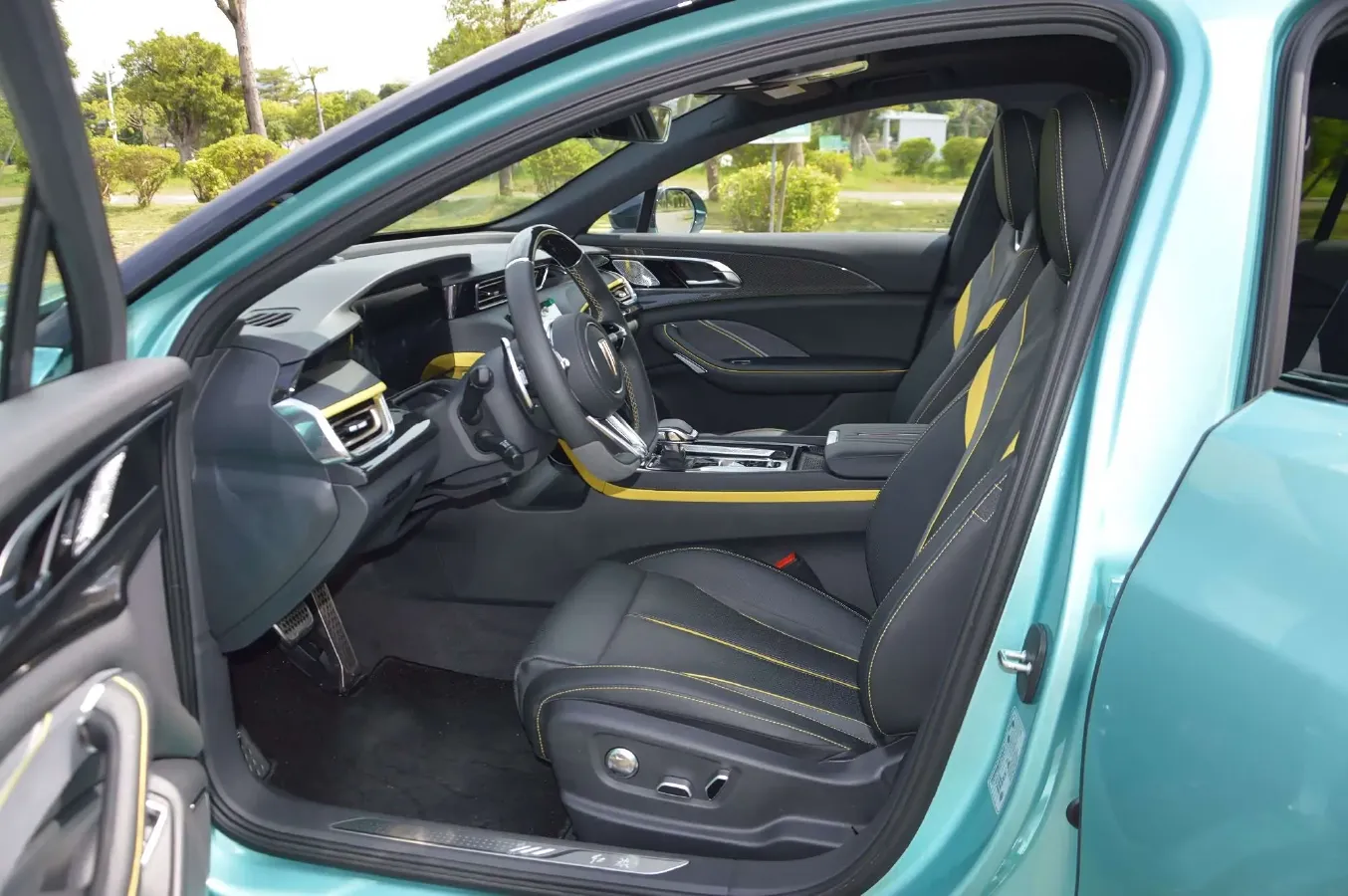 2023 HongQi H6 2.0T 252HP L4 8AT,autocango,china used car exporter,china ev exporter,chinese used car exporter,chinese used ev exporter