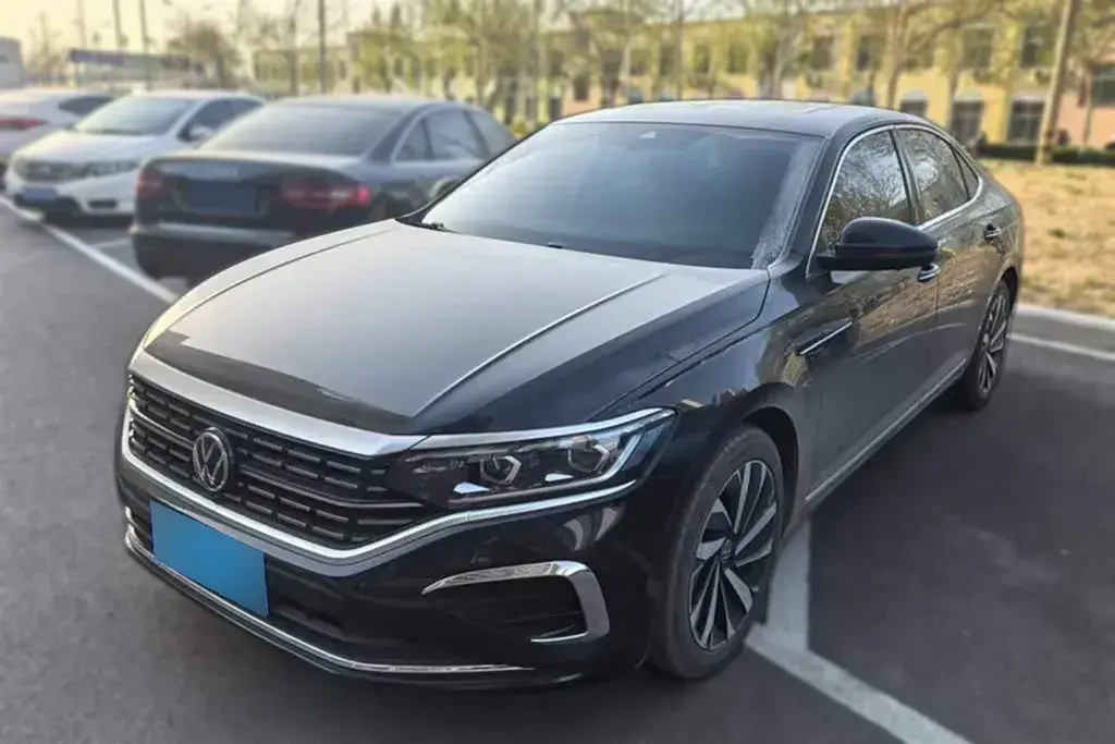 2024 Volkswagen Passat 2.0T 220HP L4 7DCT
