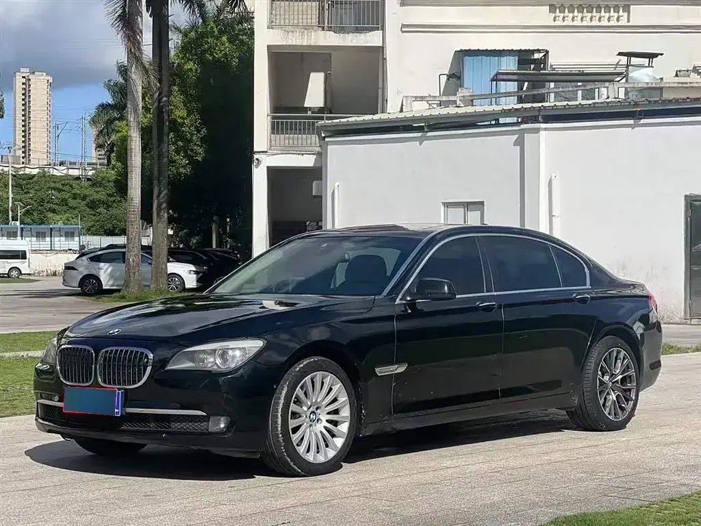 2011 BMW 7 Series 3.0T 326HP L6 6AT