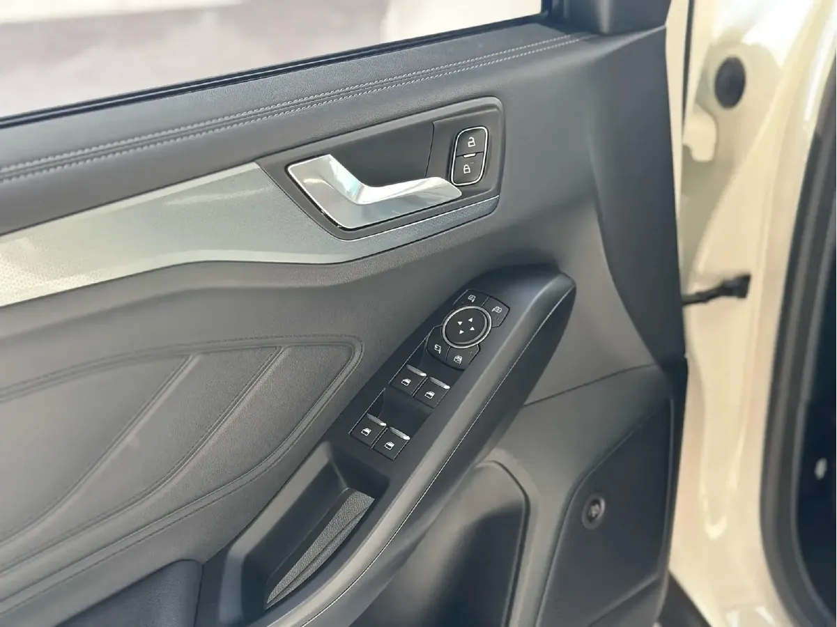 2021 Ford Focus Active 1.5T 174HP L3 8AT,autocango,china used car exporter,china ev exporter,chinese used car exporter,chinese used ev exporter