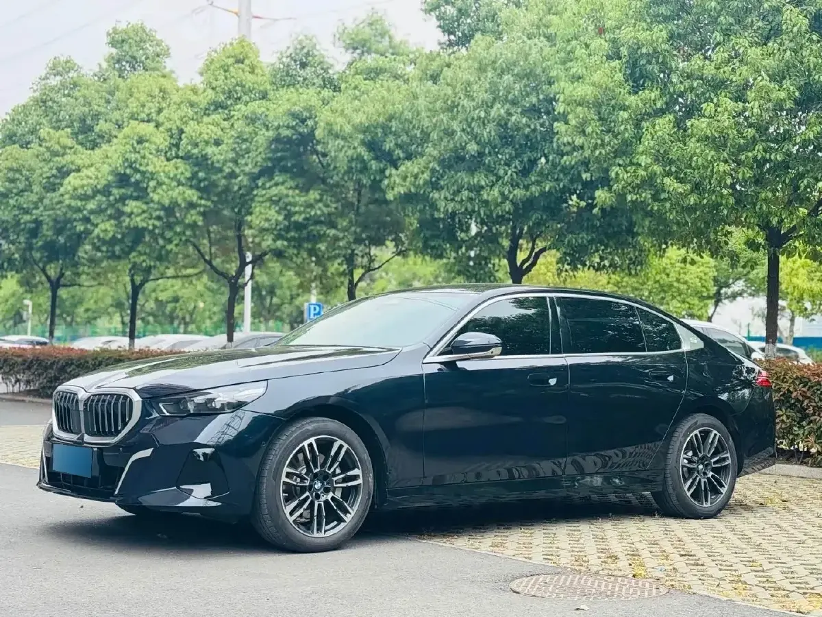 2024 BMW 5 Series 2.0T 258HP L4 8AT