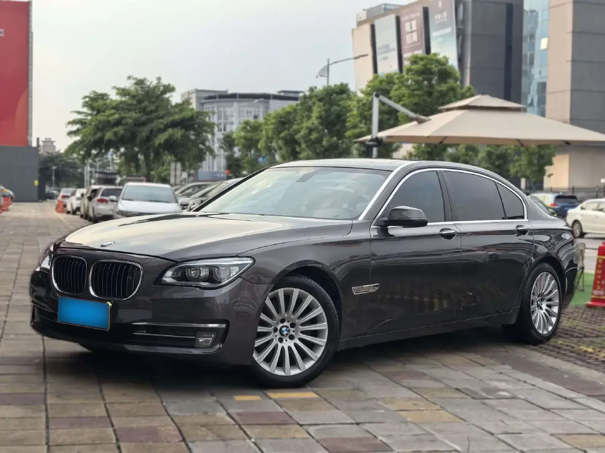 2013 BMW 7 Series 3.0T 320HP L6 8AT