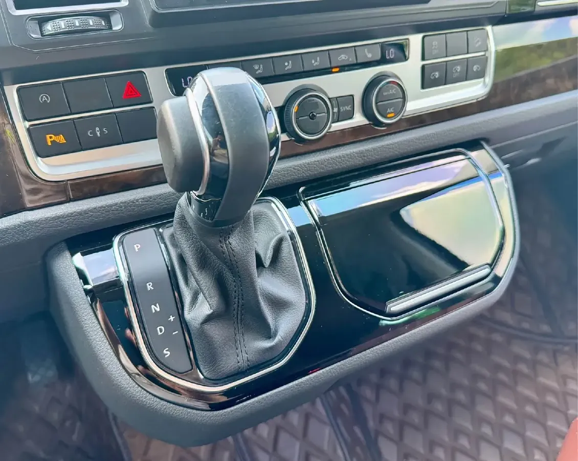 2018 Volkswagen Multivan 2.0T 204HP L4 7DCT,autocango,china used car exporter,china ev exporter,chinese used car exporter,chinese used ev exporter