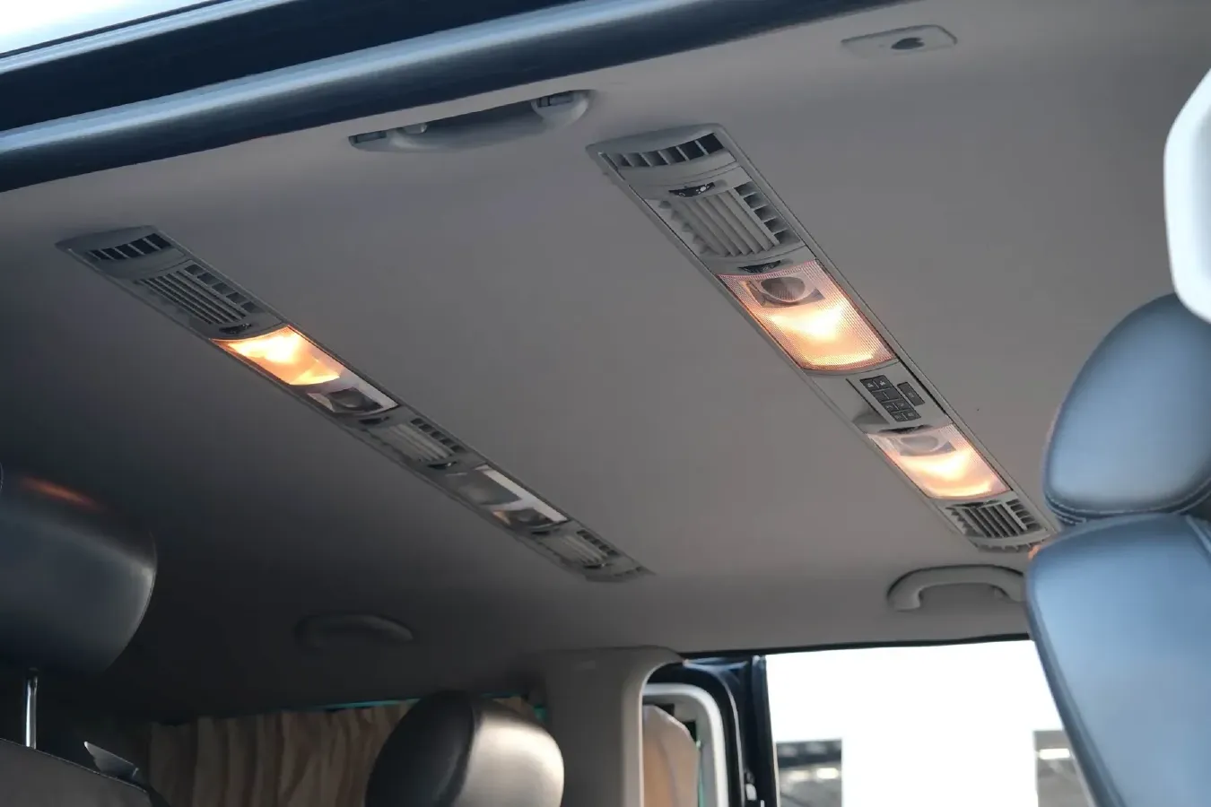 2012 Volkswagen Multivan 2.0T 204HP L4 7DCT,autocango,china used car exporter,china ev exporter,chinese used car exporter,chinese used ev exporter