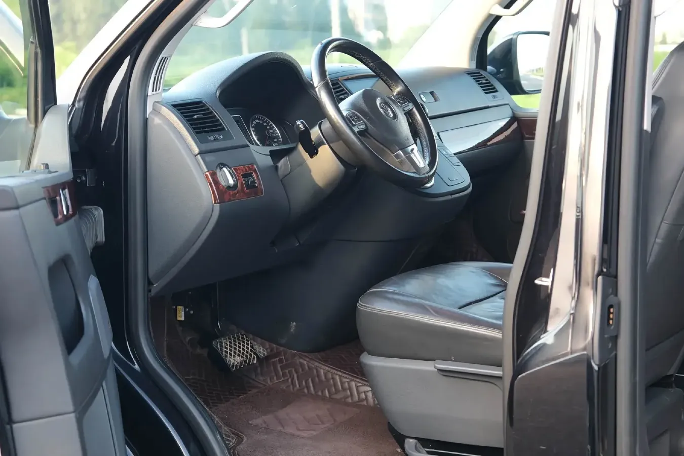 2012 Volkswagen Multivan 2.0T 204HP L4 7DCT,autocango,china used car exporter,china ev exporter,chinese used car exporter,chinese used ev exporter