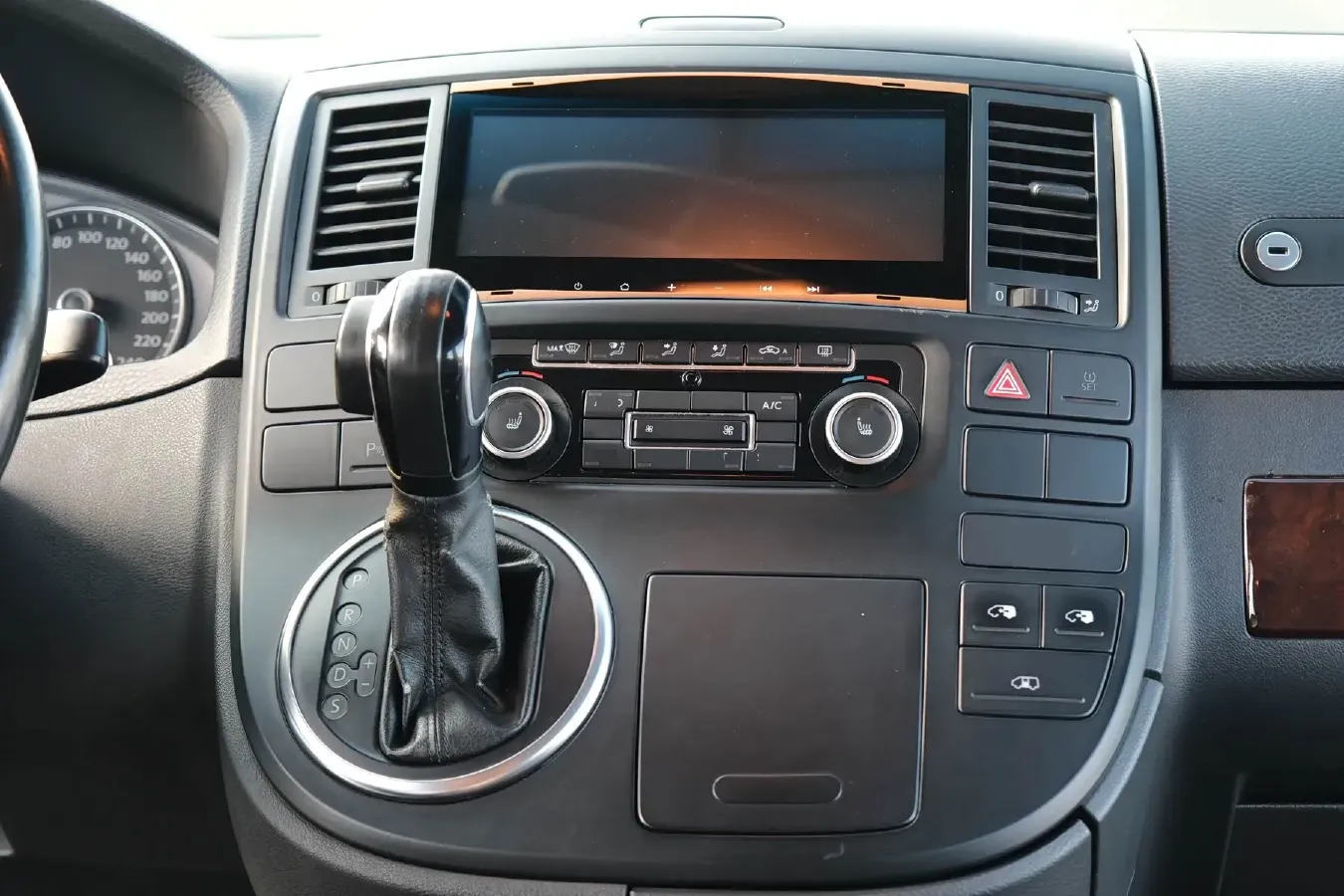 2012 Volkswagen Multivan 2.0T 204HP L4 7DCT,autocango,china used car exporter,china ev exporter,chinese used car exporter,chinese used ev exporter