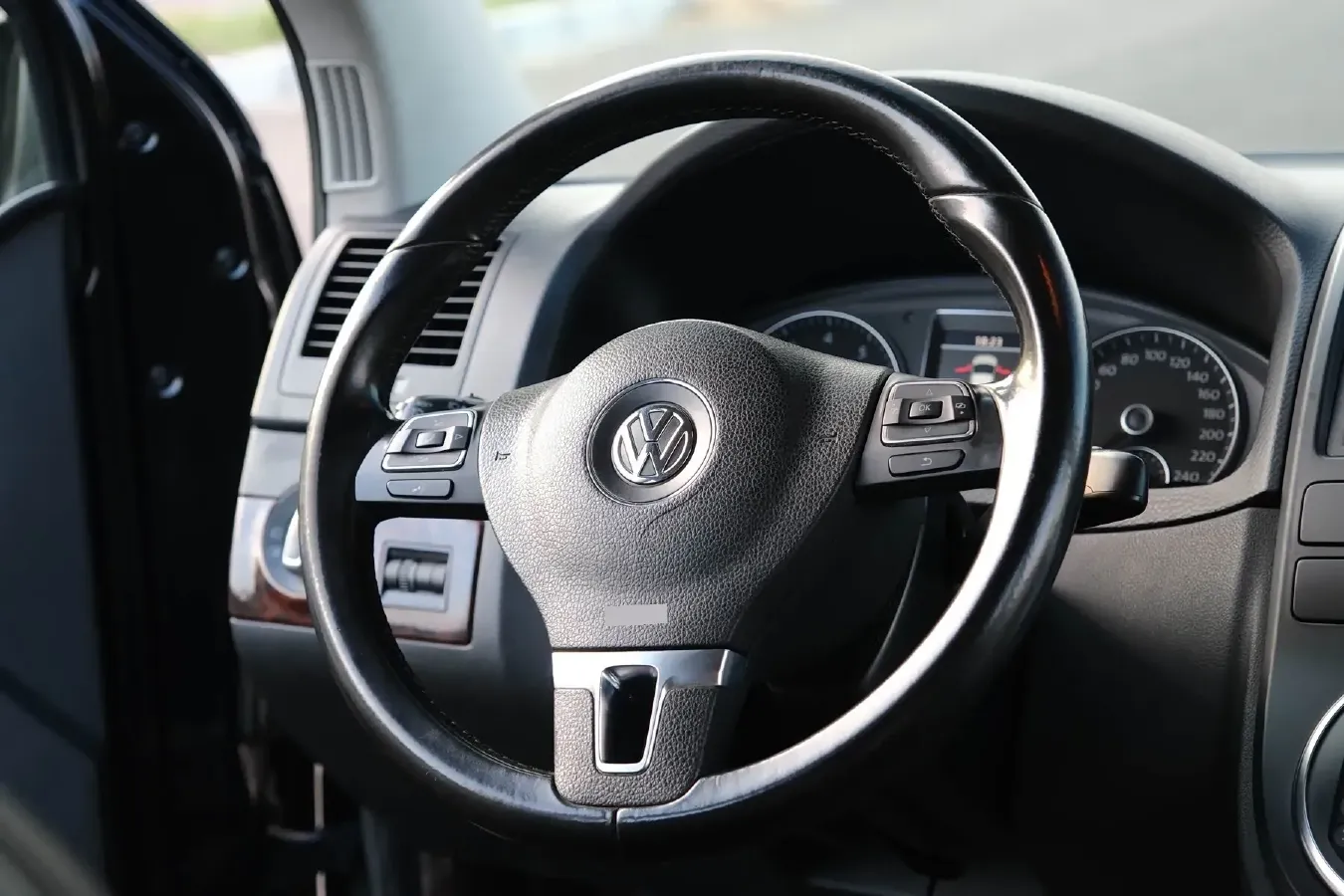 2012 Volkswagen Multivan 2.0T 204HP L4 7DCT,autocango,china used car exporter,china ev exporter,chinese used car exporter,chinese used ev exporter