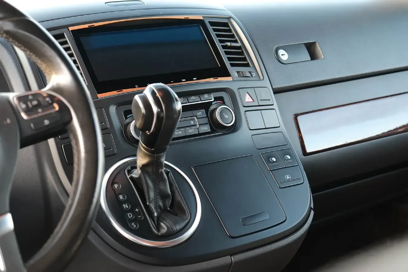 2012 Volkswagen Multivan 2.0T 204HP L4 7DCT,autocango,china used car exporter,china ev exporter,chinese used car exporter,chinese used ev exporter