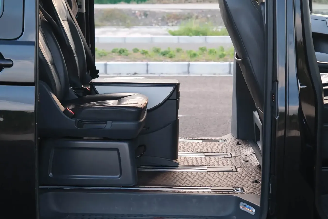 2012 Volkswagen Multivan 2.0T 204HP L4 7DCT,autocango,china used car exporter,china ev exporter,chinese used car exporter,chinese used ev exporter