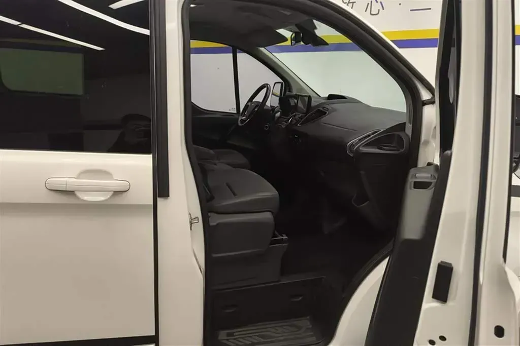 2020 Ford Tourneo 2.0T 203HP L4 6AT,autocango,china used car exporter,china ev exporter,chinese used car exporter,chinese used ev exporter