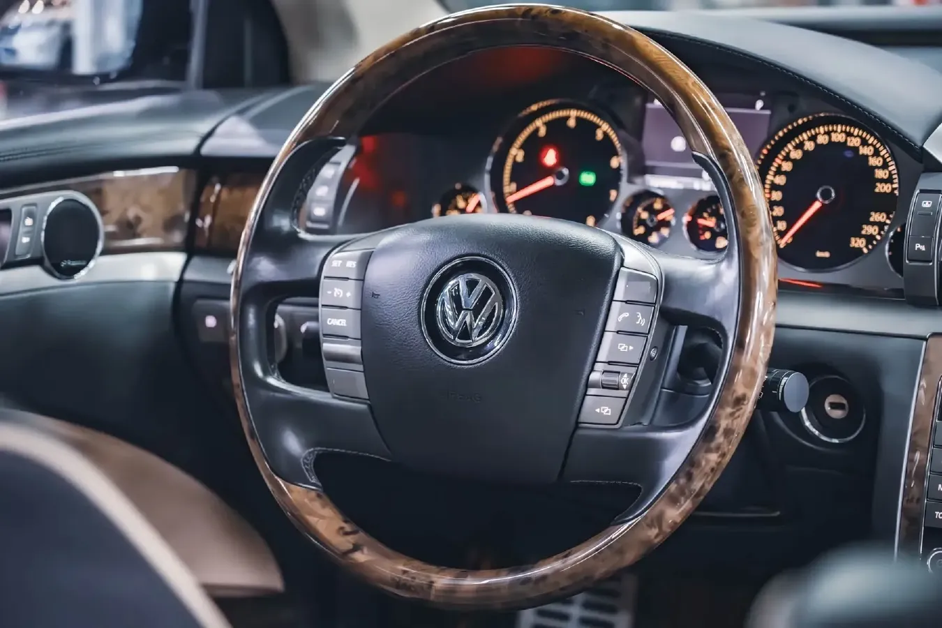 2011 Volkswagen Pheaton 4.2L 335HP V8 6AT,autocango,china used car exporter,china ev exporter,chinese used car exporter,chinese used ev exporter