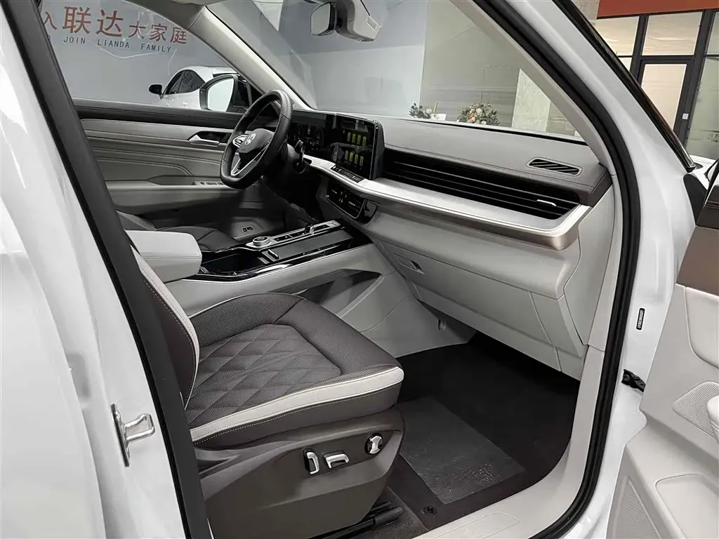 2023 Volkswagen Tavendor 2.0T 220HP L4 7DCT,autocango,china used car exporter,china ev exporter,chinese used car exporter,chinese used ev exporter