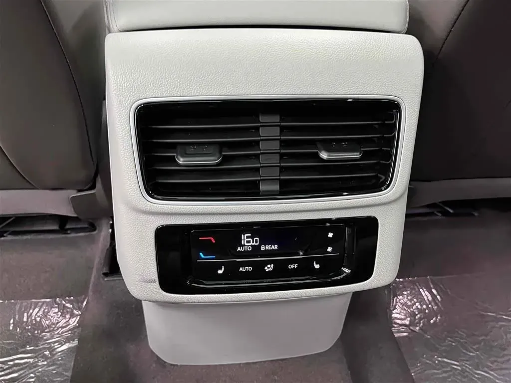 2023 Volkswagen Tavendor 2.0T 220HP L4 7DCT,autocango,china used car exporter,china ev exporter,chinese used car exporter,chinese used ev exporter