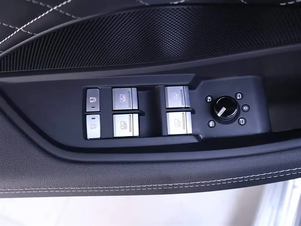 2024 Audi Q6 2.0T 265HP L4 7DCT,autocango,china used car exporter,china ev exporter,chinese used car exporter,chinese used ev exporter