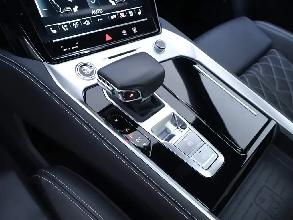 2024 Audi Q6 2.0T 265HP L4 7DCT,autocango,china used car exporter,china ev exporter,chinese used car exporter,chinese used ev exporter