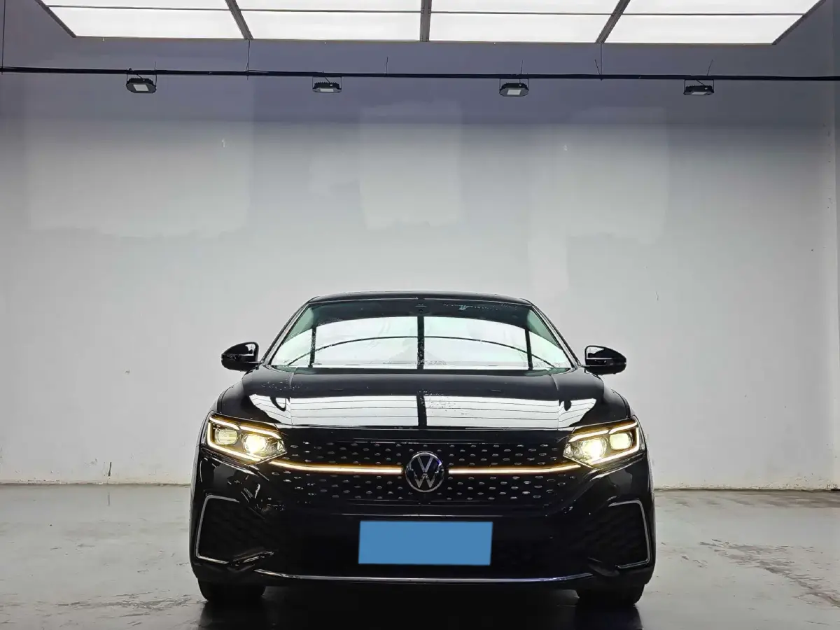 2024 Volkswagen Passat 2.0T 220HP L4 7DCT