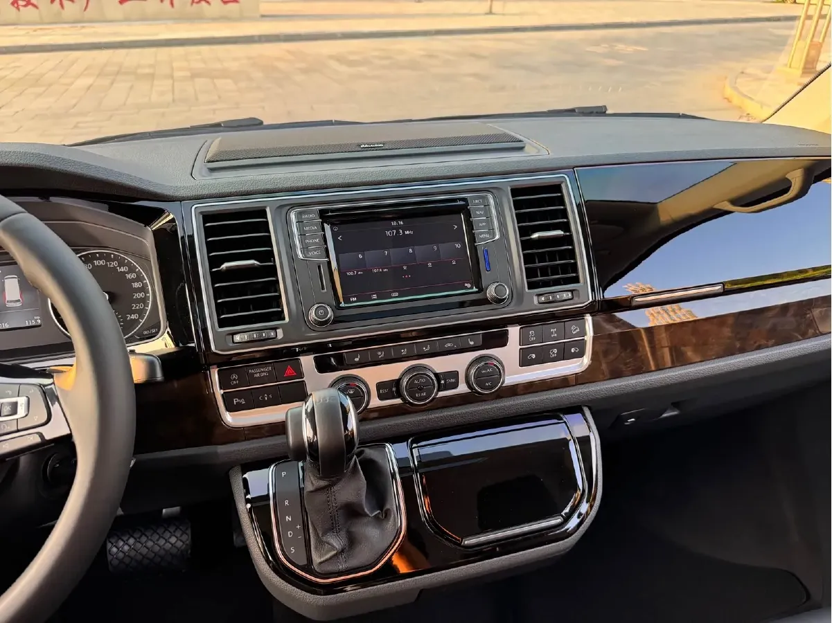 2018 Volkswagen Multivan 2.0T 204HP L4 7DCT,autocango,china used car exporter,china ev exporter,chinese used car exporter,chinese used ev exporter