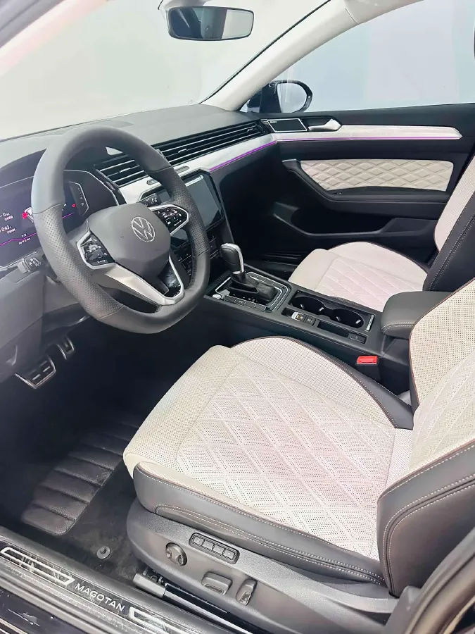 2023 Volkswagen Magotan 2.0T 220HP L4 7DCT,autocango,china used car exporter,china ev exporter,chinese used car exporter,chinese used ev exporter