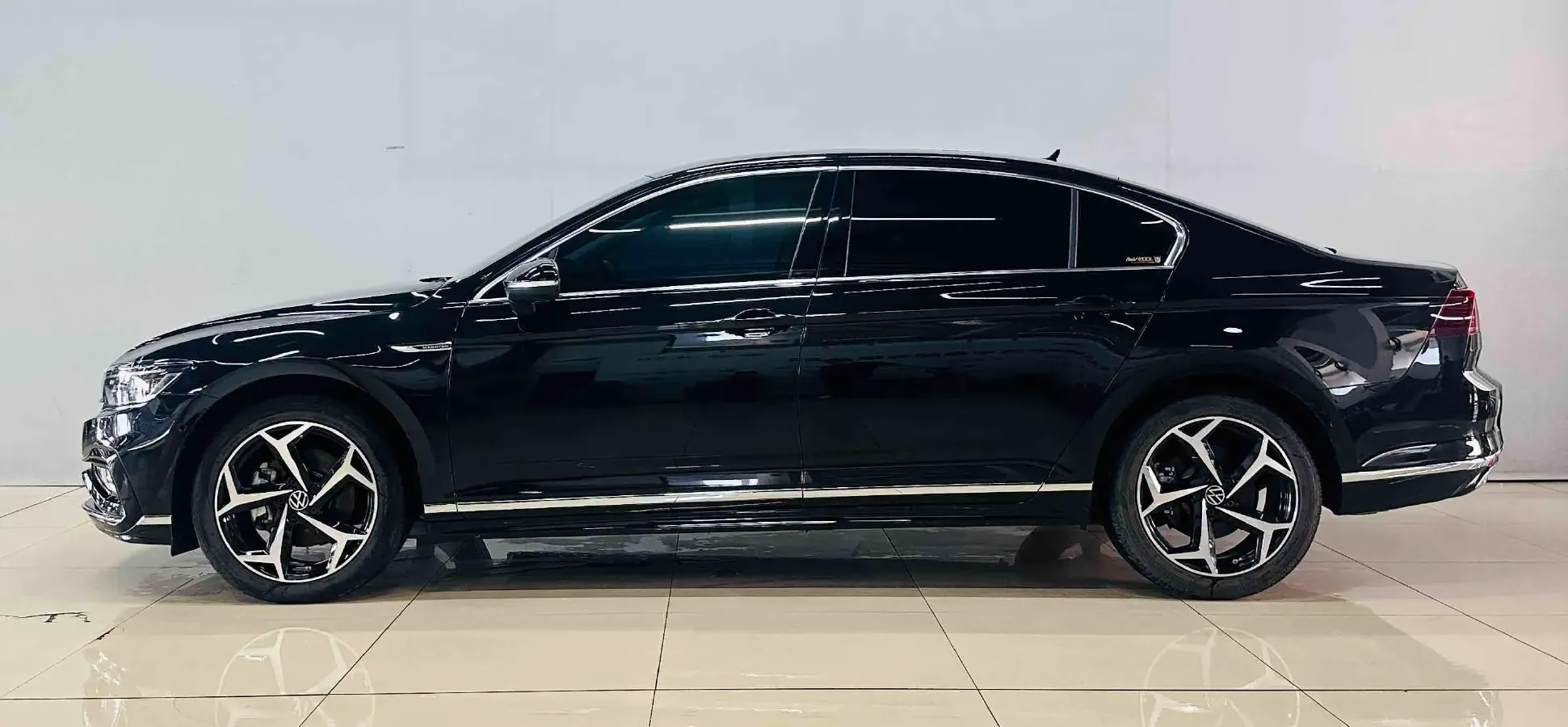 2023 Volkswagen Magotan 2.0T 220HP L4 7DCT,autocango,china used car exporter,china ev exporter,chinese used car exporter,chinese used ev exporter