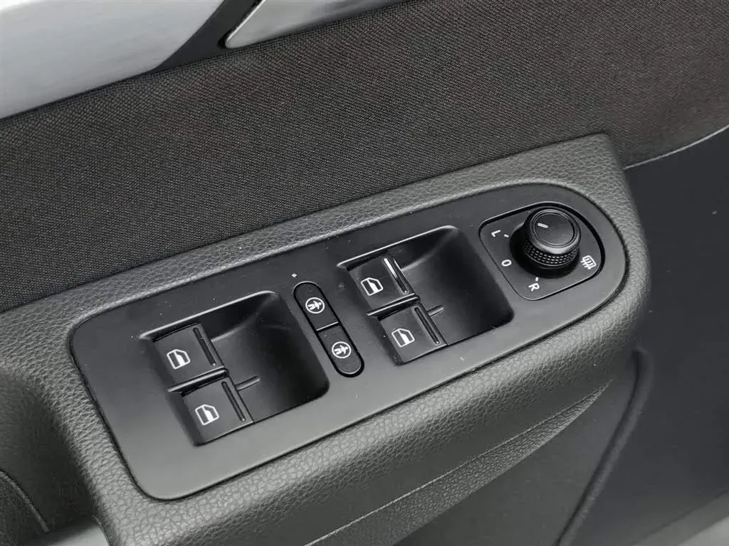 2018 Volkswagen Sharan 2.0T 220HP L4 6DCT,autocango,china used car exporter,china ev exporter,chinese used car exporter,chinese used ev exporter