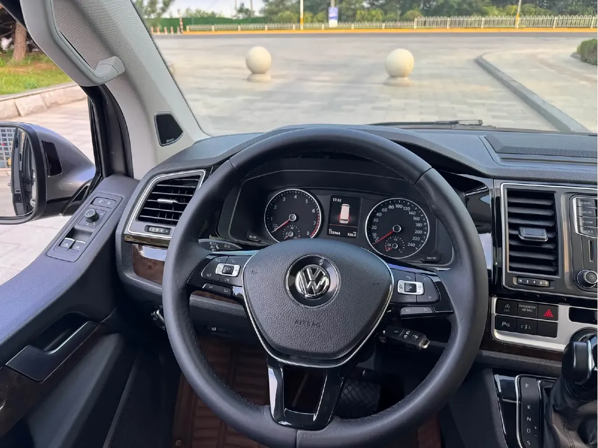 2018 Volkswagen Multivan 2.0T 204HP L4 7DCT,autocango,china used car exporter,china ev exporter,chinese used car exporter,chinese used ev exporter