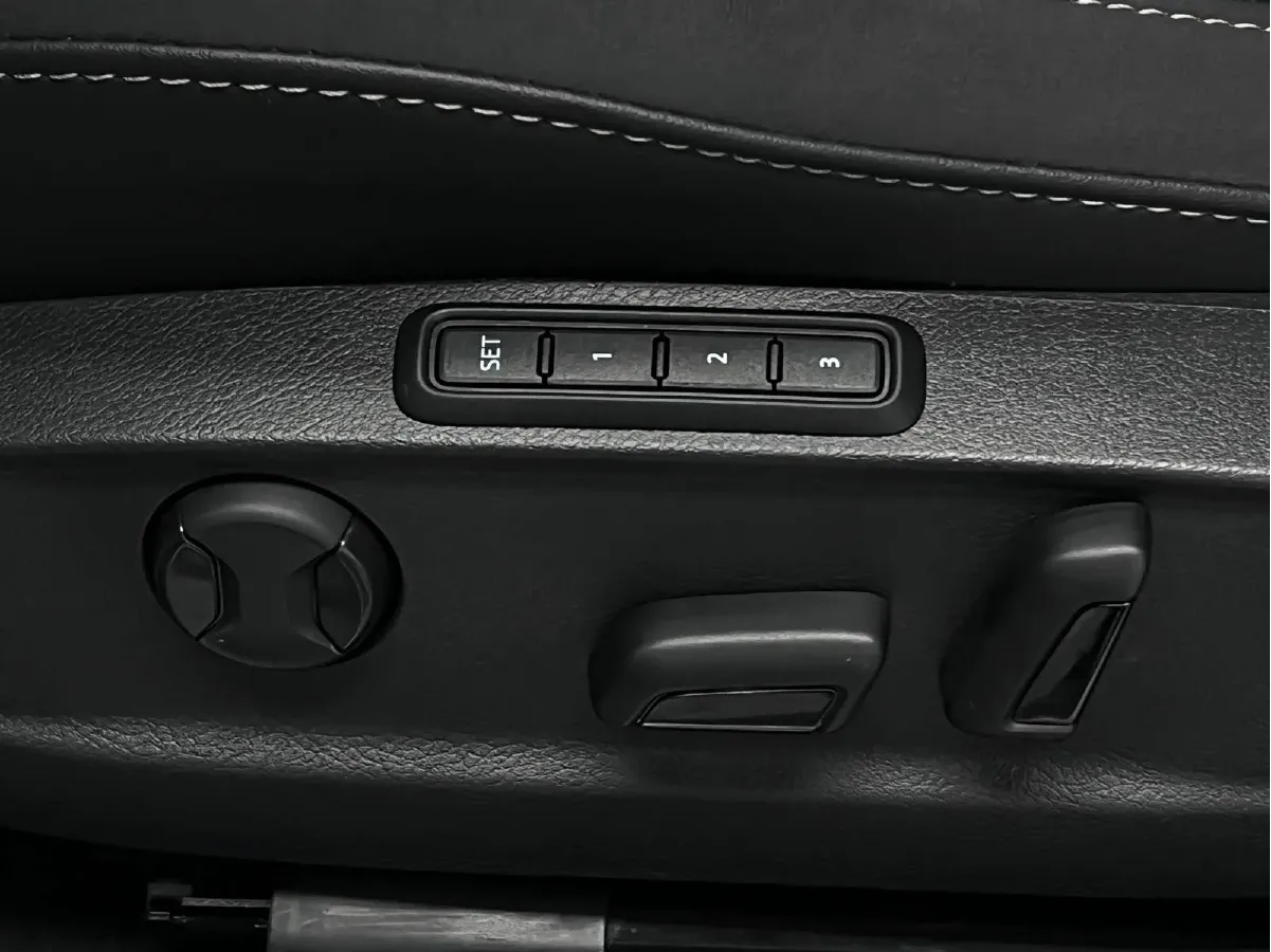 2023 Volkswagen CC 2.0T 220HP L4 7DCT,autocango,china used car exporter,china ev exporter,chinese used car exporter,chinese used ev exporter