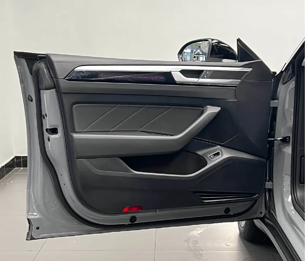 2023 Volkswagen CC 2.0T 220HP L4 7DCT,autocango,china used car exporter,china ev exporter,chinese used car exporter,chinese used ev exporter