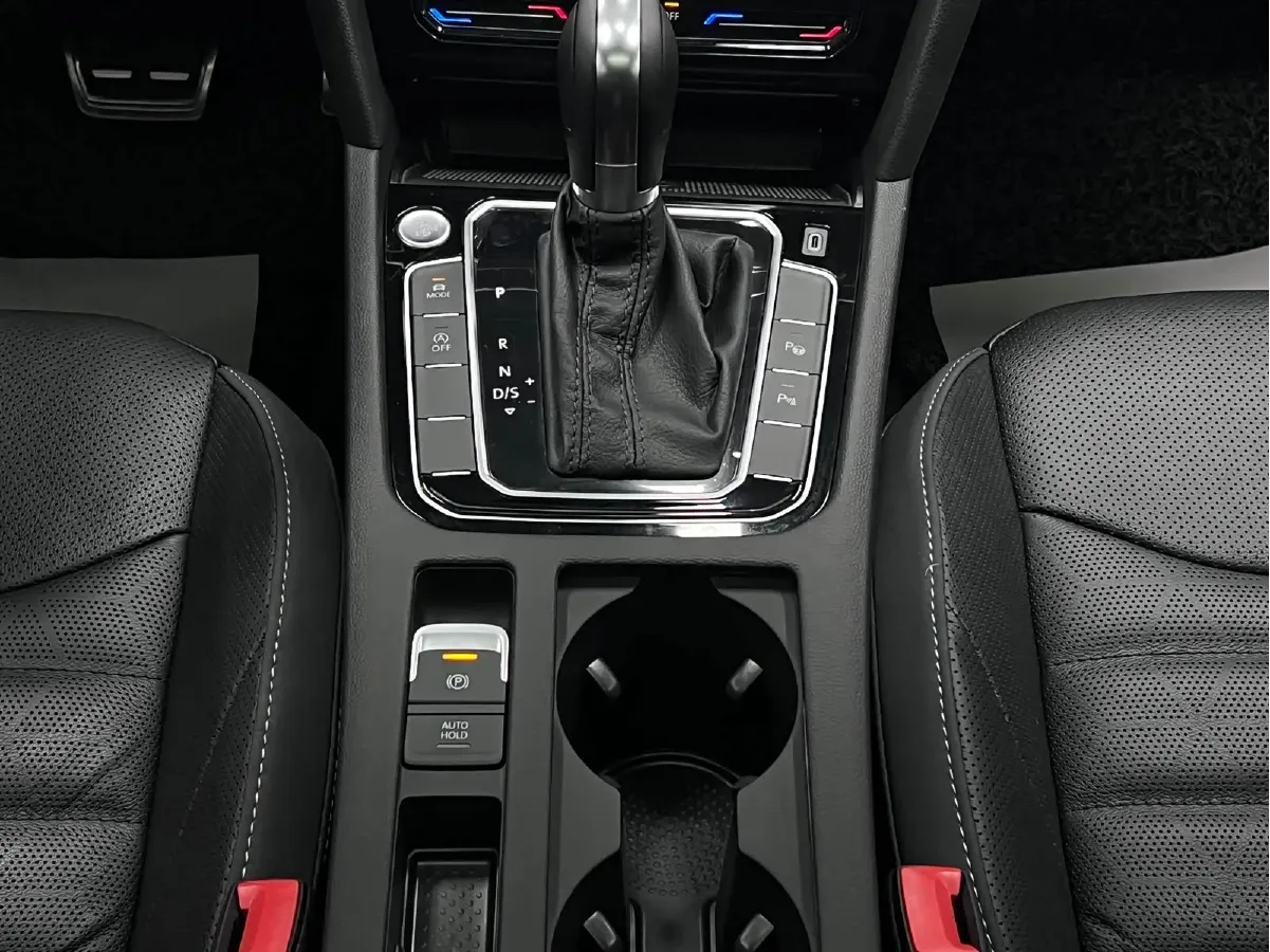 2023 Volkswagen CC 2.0T 220HP L4 7DCT,autocango,china used car exporter,china ev exporter,chinese used car exporter,chinese used ev exporter