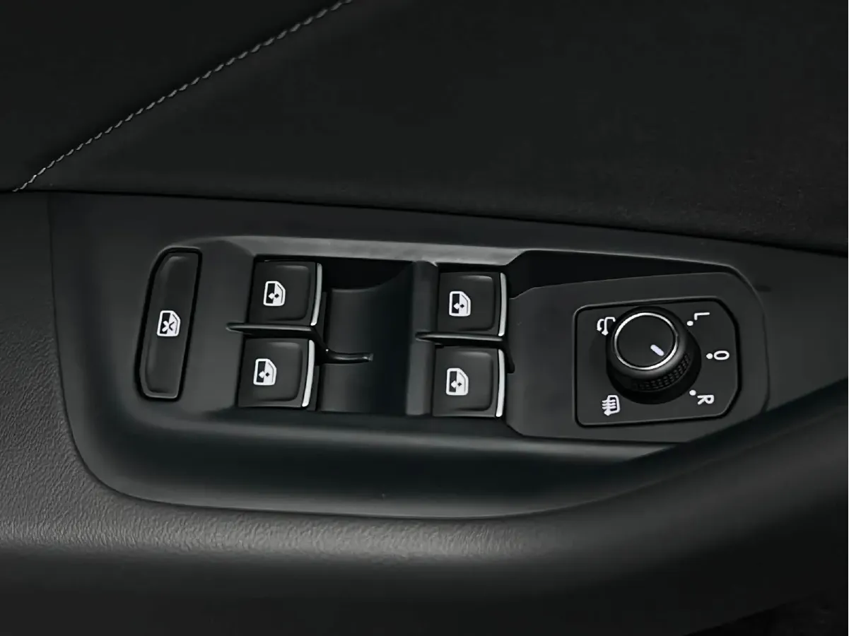 2023 Volkswagen CC 2.0T 220HP L4 7DCT,autocango,china used car exporter,china ev exporter,chinese used car exporter,chinese used ev exporter