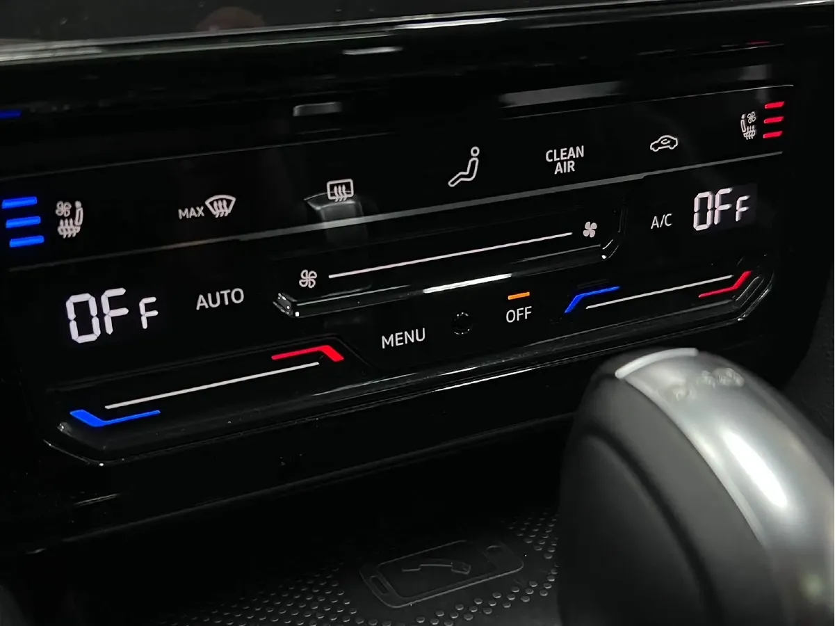 2023 Volkswagen CC 2.0T 220HP L4 7DCT,autocango,china used car exporter,china ev exporter,chinese used car exporter,chinese used ev exporter