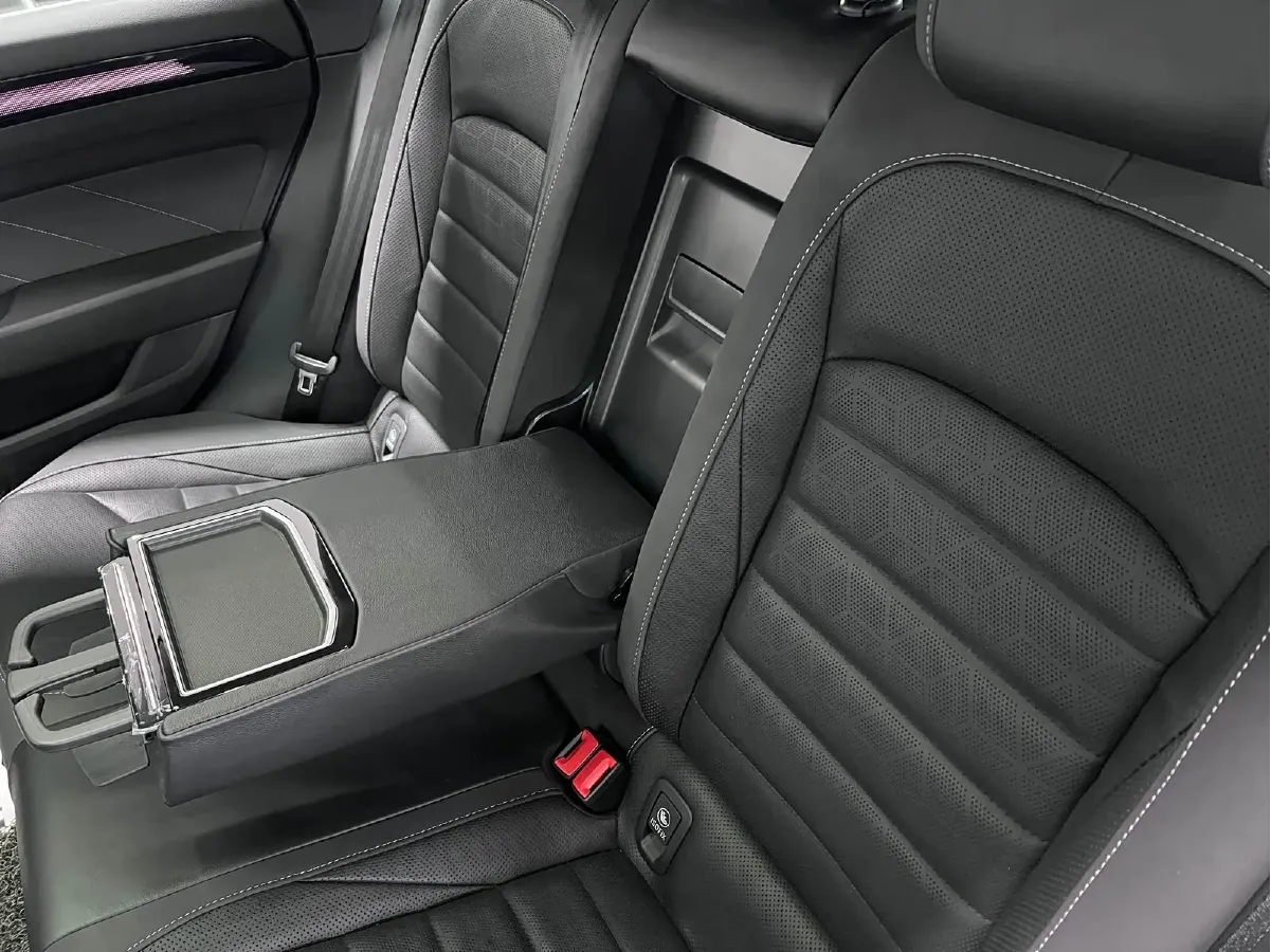 2023 Volkswagen CC 2.0T 220HP L4 7DCT,autocango,china used car exporter,china ev exporter,chinese used car exporter,chinese used ev exporter