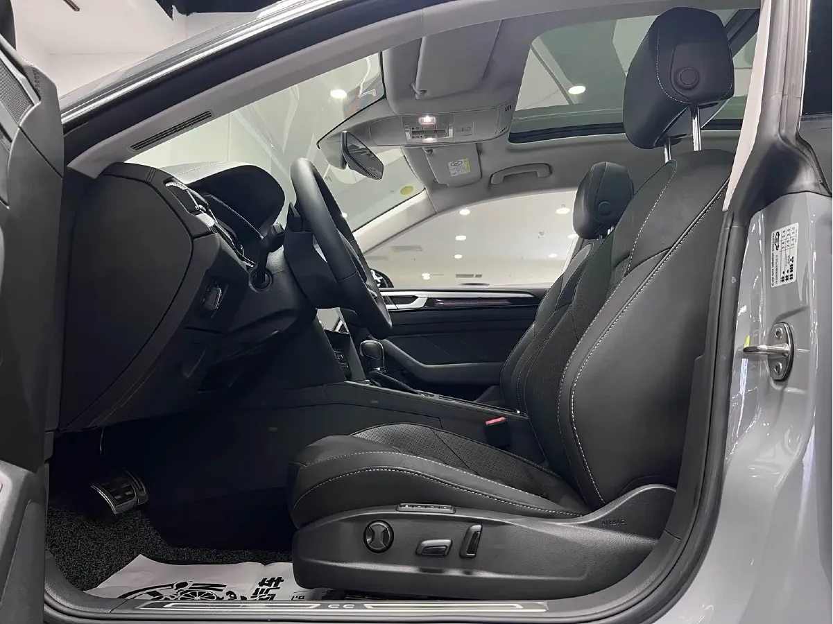 2023 Volkswagen CC 2.0T 220HP L4 7DCT,autocango,china used car exporter,china ev exporter,chinese used car exporter,chinese used ev exporter