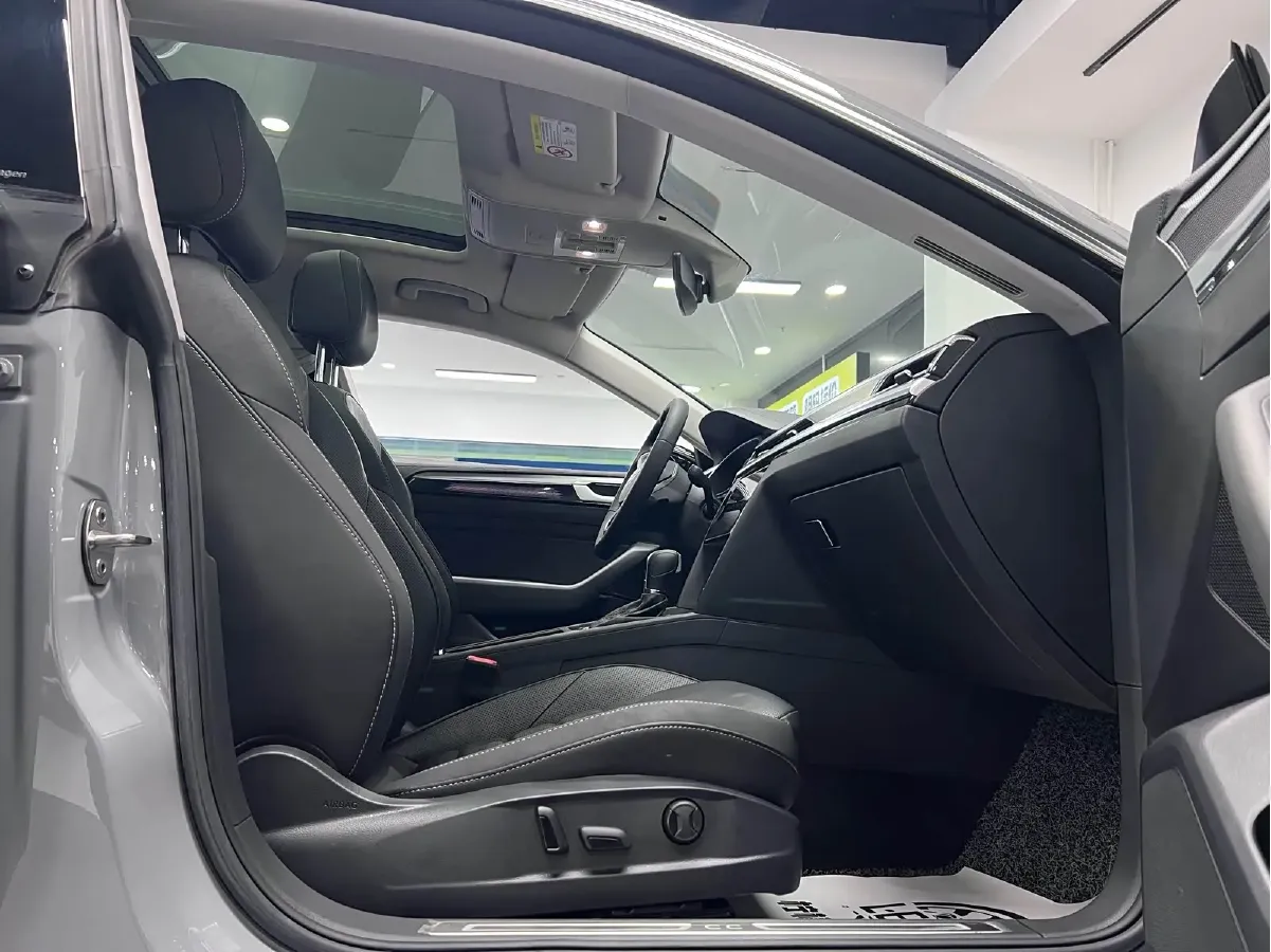 2023 Volkswagen CC 2.0T 220HP L4 7DCT,autocango,china used car exporter,china ev exporter,chinese used car exporter,chinese used ev exporter