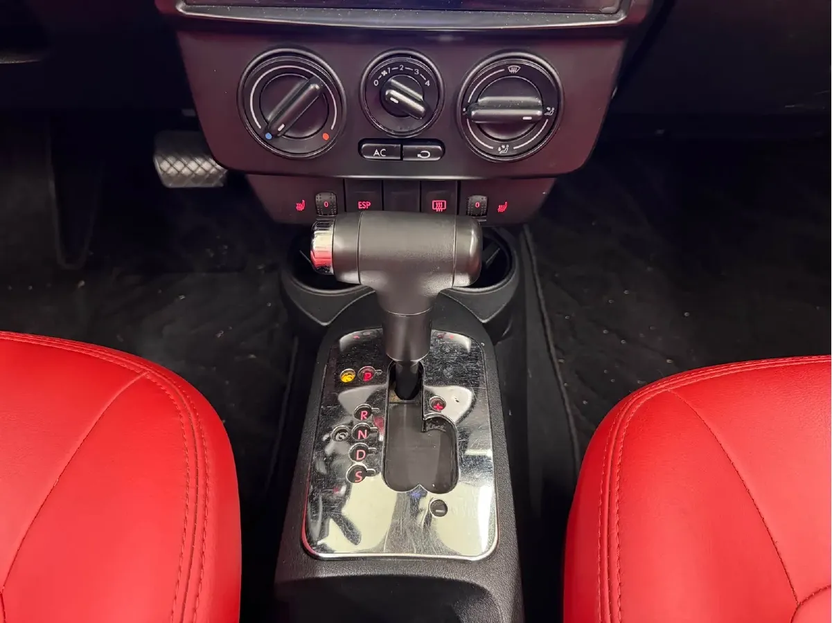 2009 Volkswagen Beetle 2.0L 115HP L4 6AT,autocango,china used car exporter,china ev exporter,chinese used car exporter,chinese used ev exporter