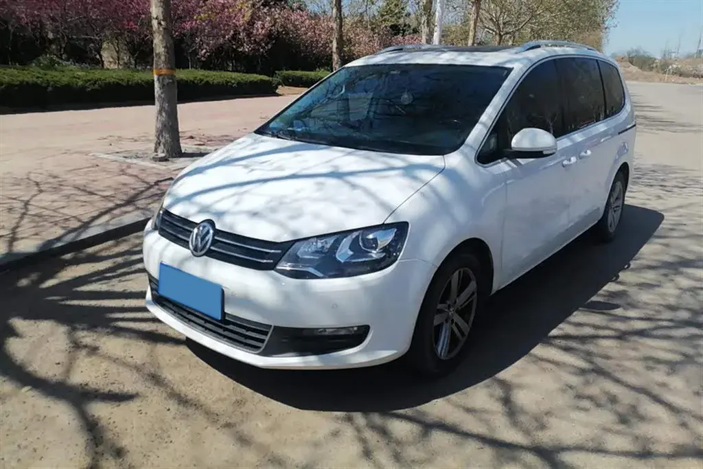 2016 Volkswagen Sharan 2.0T 220HP L4 6DCT