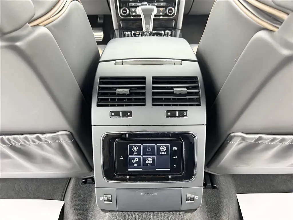 2015 Volkswagen Pheaton 3.0L 250HP V6 6AT,autocango,china used car exporter,china ev exporter,chinese used car exporter,chinese used ev exporter