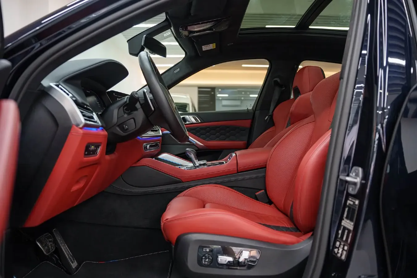 2022 BMW X6 M 4.4T 600HP V8 8AT,autocango,china used car exporter,china ev exporter,chinese used car exporter,chinese used ev exporter