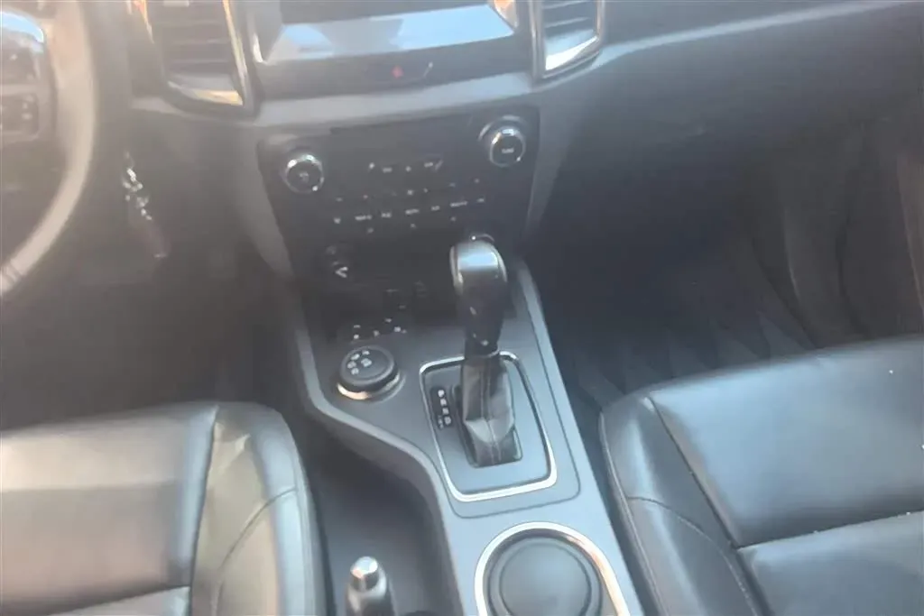 2016 Ford Everest 2.0T 245HP L4 6AT,autocango,china used car exporter,china ev exporter,chinese used car exporter,chinese used ev exporter