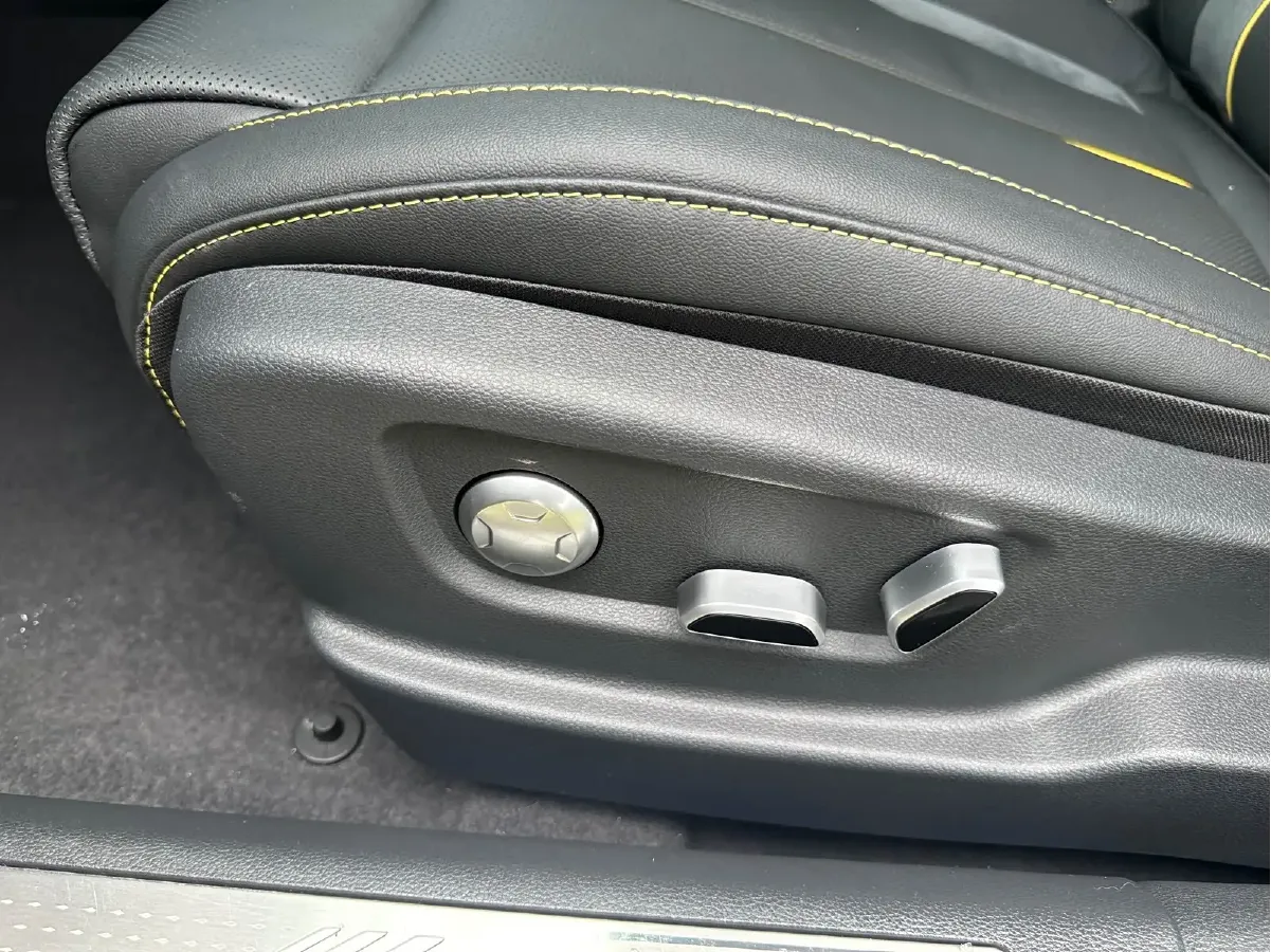 2023 HongQi H6 2.0T 252HP L4 8AT,autocango,china used car exporter,china ev exporter,chinese used car exporter,chinese used ev exporter