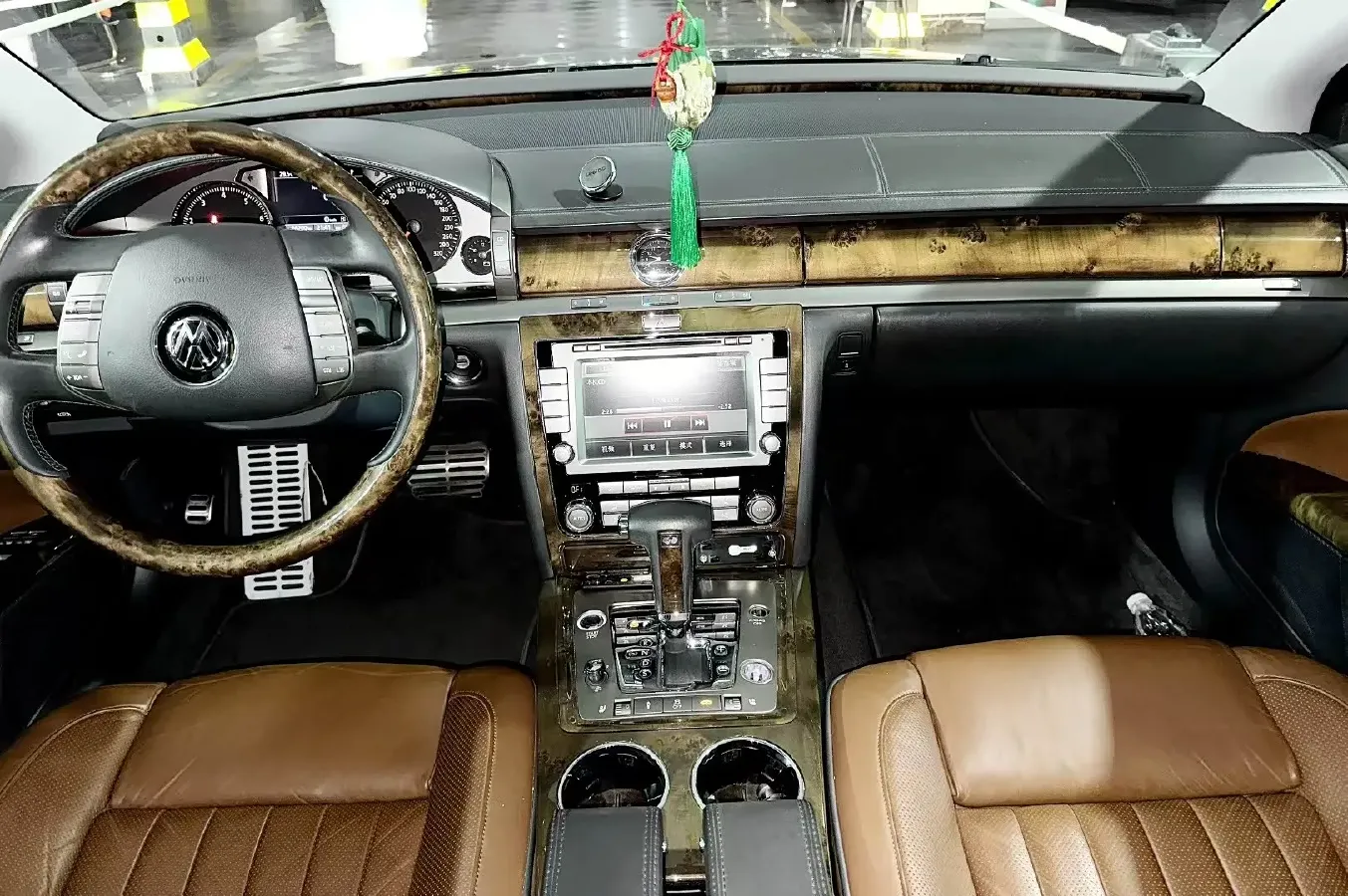 2011 Volkswagen Pheaton 4.2L 335HP V8 6AT,autocango,china used car exporter,china ev exporter,chinese used car exporter,chinese used ev exporter