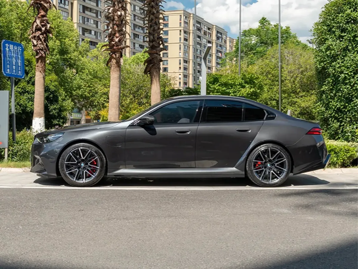 2025 BMW M5 4.4T 585HP V8 8AT PHEV 22.06KWH,autocango,china used car exporter,china ev exporter,chinese used car exporter,chinese used ev exporter