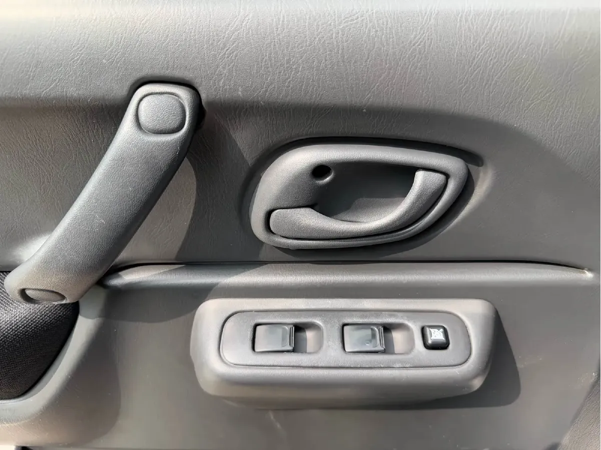 2015 Suzuki Jimny 1.3L 85HP L4 4AT,autocango,china used car exporter,china ev exporter,chinese used car exporter,chinese used ev exporter