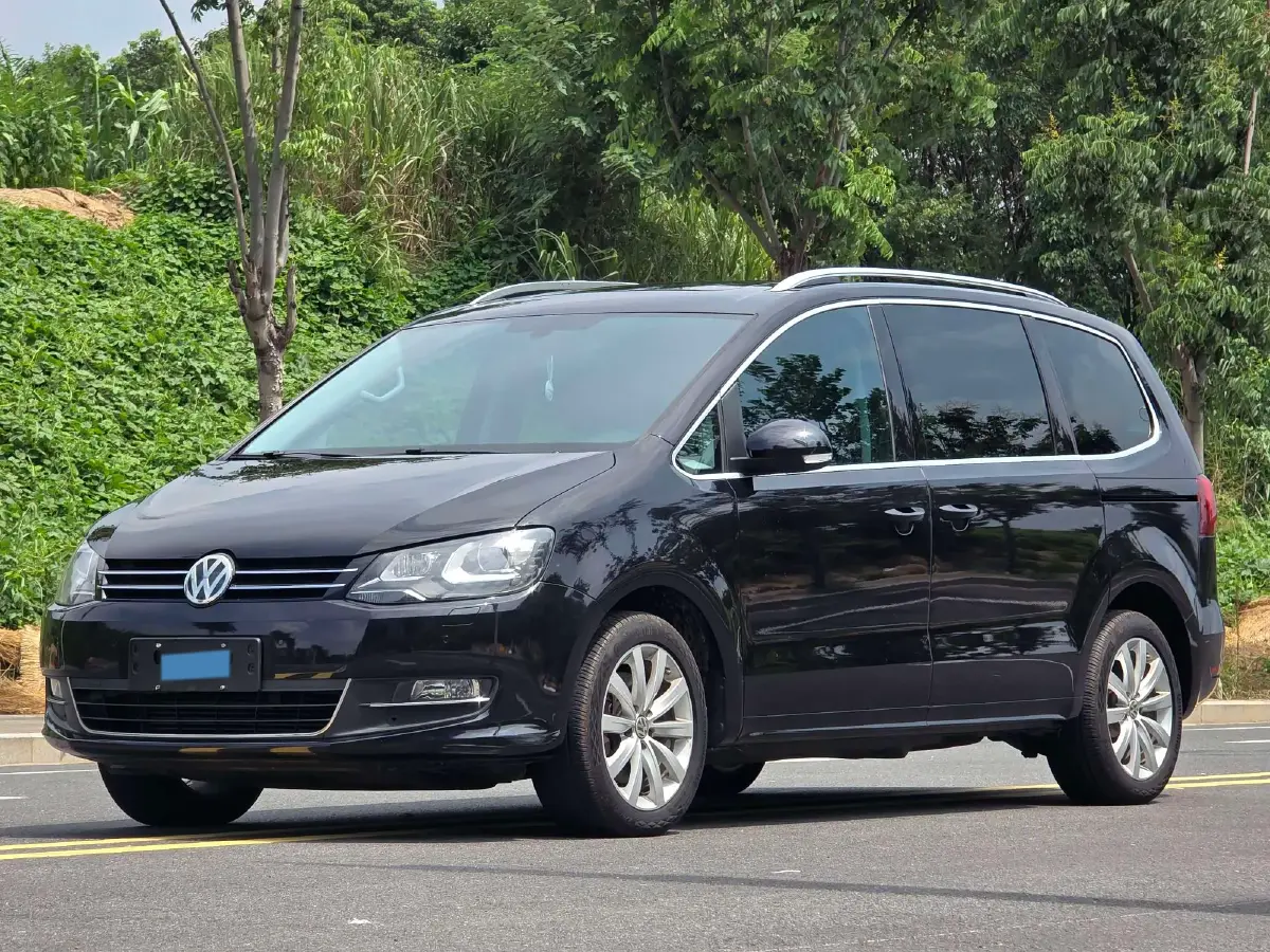 2016 Volkswagen Sharan 2.0T 220HP L4 6DCT