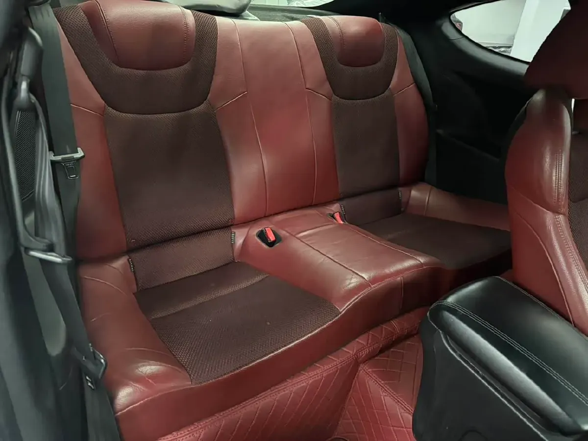 2012 Hyundai Rohens-Coupe 2.0T 260HP L4 8AT,autocango,china used car exporter,china ev exporter,chinese used car exporter,chinese used ev exporter