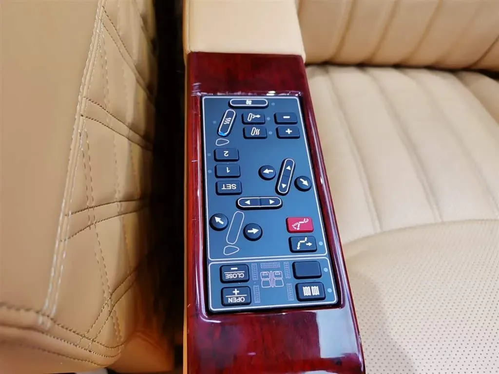 2017 Volkswagen Caravelle 2.0T 204HP L4 7DCT,autocango,china used car exporter,china ev exporter,chinese used car exporter,chinese used ev exporter