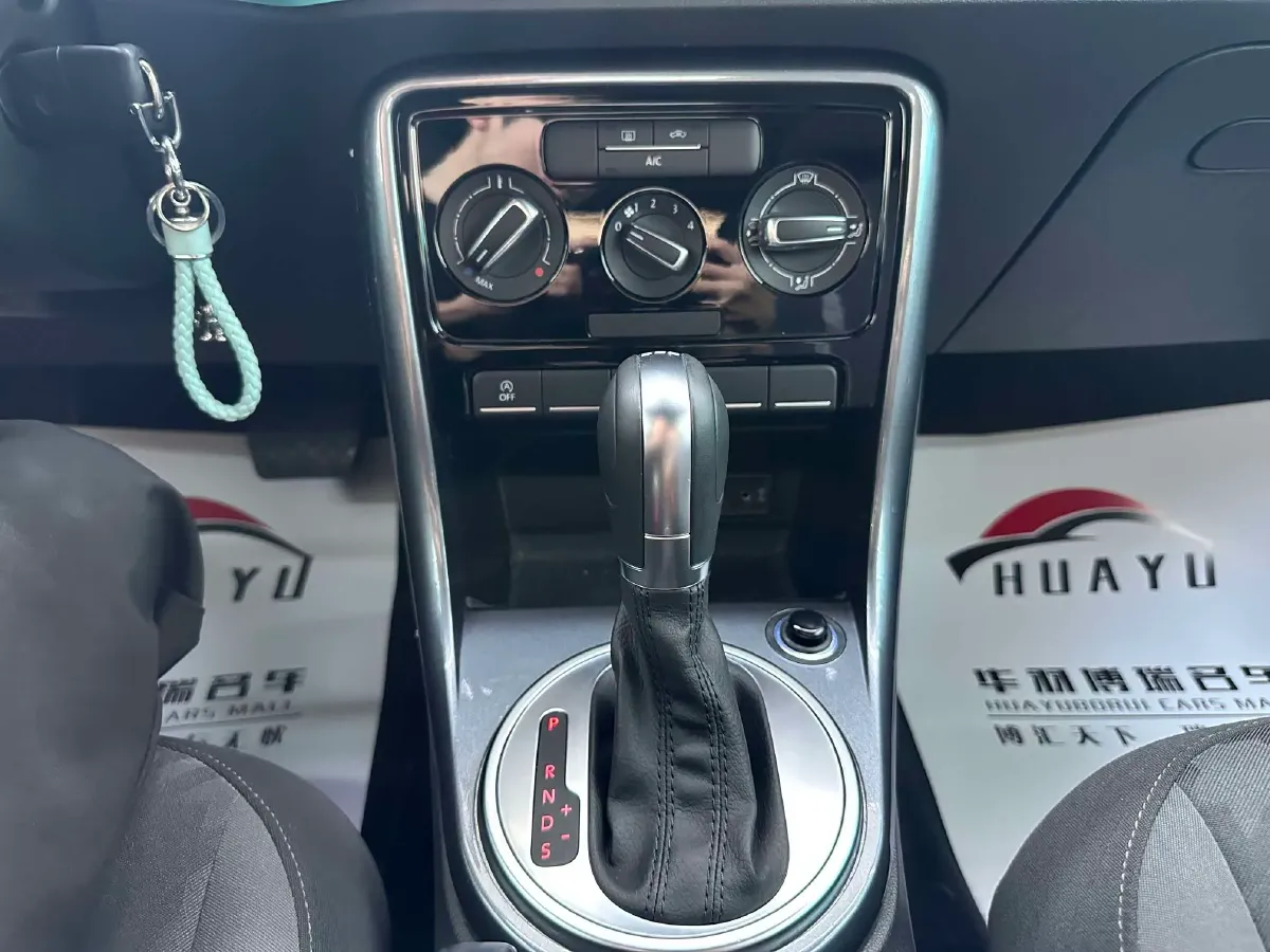 2017 Volkswagen Beetle 1.2T 105HP L4 7DCT,autocango,china used car exporter,china ev exporter,chinese used car exporter,chinese used ev exporter