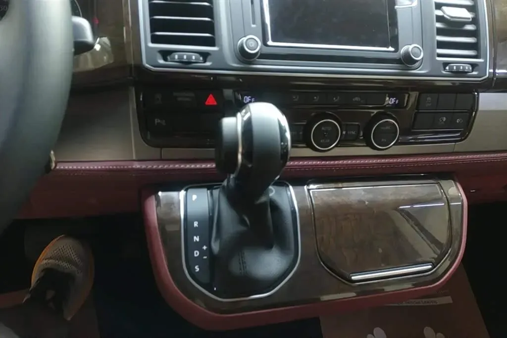 2018 Volkswagen Caravelle 2.0T 204HP L4 7DCT,autocango,china used car exporter,china ev exporter,chinese used car exporter,chinese used ev exporter