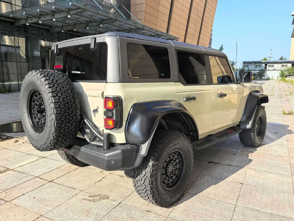 2024 Ford Bronco 2.3T 275HP L4 10AT,autocango,china used car exporter,china ev exporter,chinese used car exporter,chinese used ev exporter