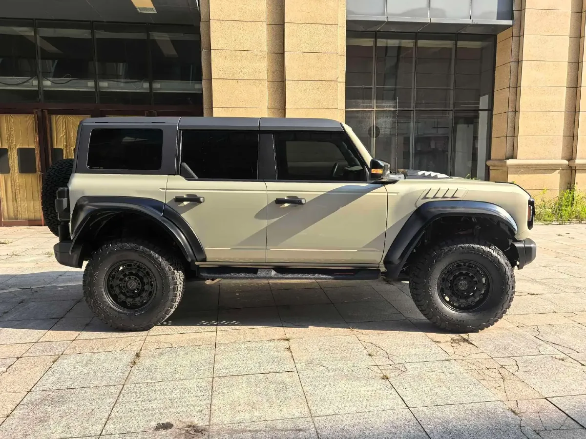 2024 Ford Bronco 2.3T 275HP L4 10AT,autocango,china used car exporter,china ev exporter,chinese used car exporter,chinese used ev exporter